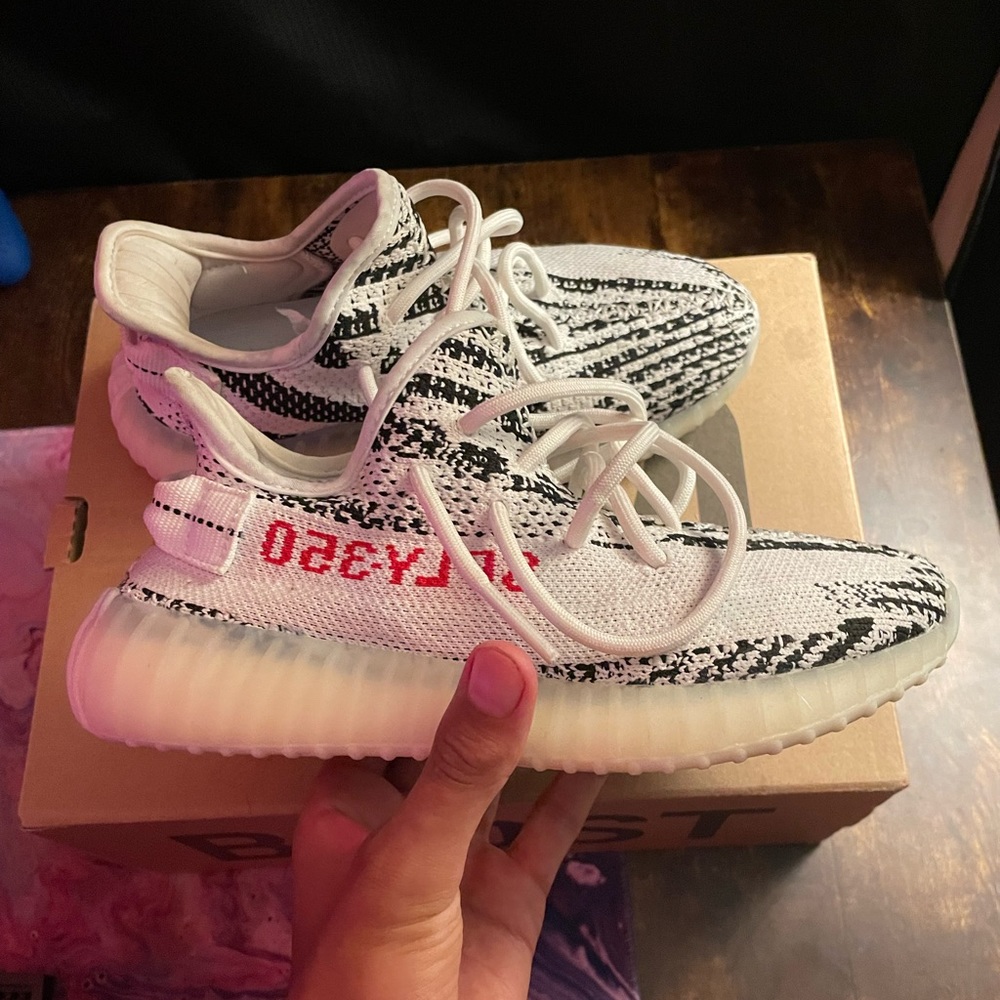 Yeezy 350 v2 (zebra)